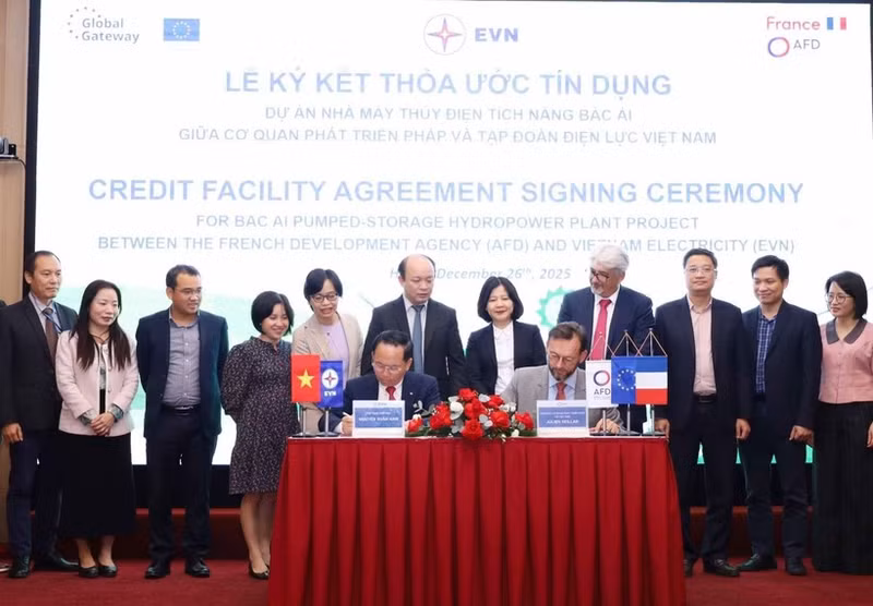 Cérémonie de signature de l'accord de prêt entre EVN et AFD. Photo : VNA. 