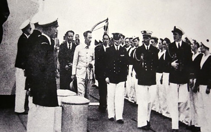 Le haut-commissaire d’Argenlieu accueille le Président Hô Chi Minh à bord du croiseur Emile Bertin, le 24 mars 1946. Derrière lui, à droite, M. Hoang Minh Giam ; à gauche, M. Nguyen Tuong Tam.