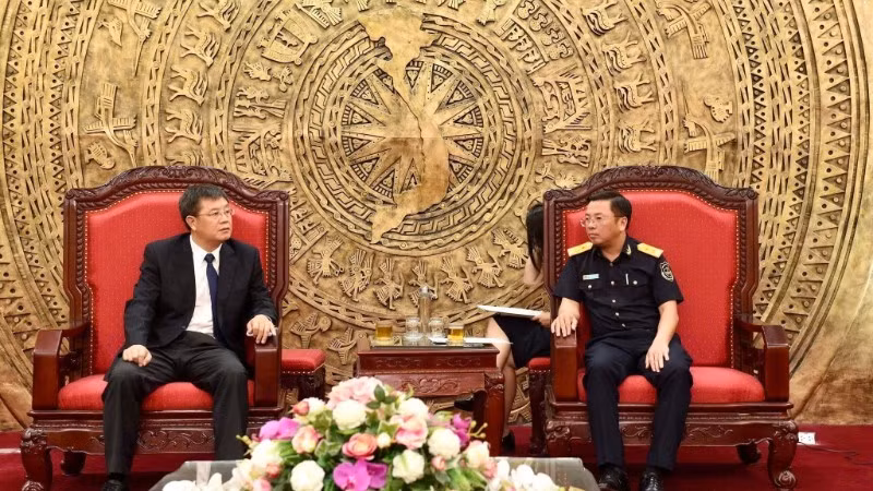 Tran Duc Hung, directeur adjoint de l’Administration générale des douanes du Vietnam, a reçu une délégation des douanes chinoises conduite par Lin Jiantian, directeur du Département de gestion des entreprises et de l’audit post-dédouanement.
