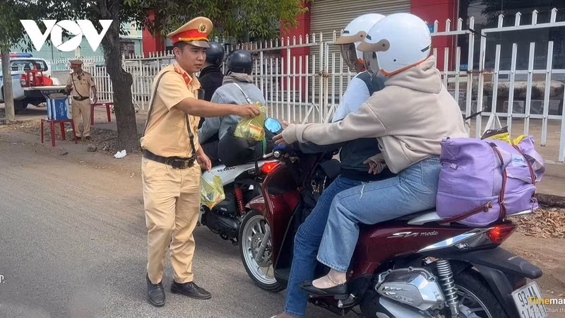 La police de la circulation de la province de Dong Nai arrête les véhicules pour distribuer de l’eau aux habitants.