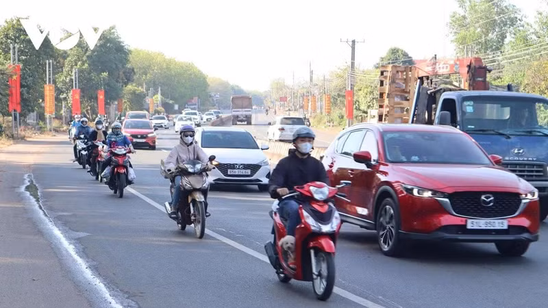 Des ouvriers rentrent chez eux pour célébrer le Têt
