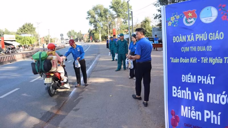 Des bouteilles d’eau minérale offertes aux habitants par l’Union de la jeunesse de la commune de Phu Giao.