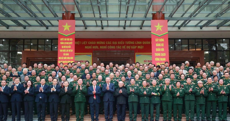 Le secrétaire général du Parti, To Lam pose avec les délégués lors de la rencontre. Photo : VNA. 