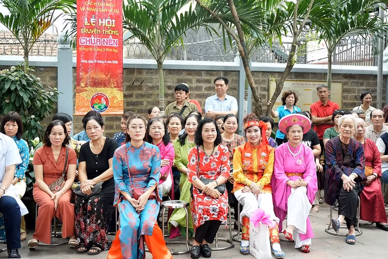 De nombreux habitants et visiteurs venus de diverses régions se rendent à la pagode pour s’y recueillir. Photo : Pham Manh