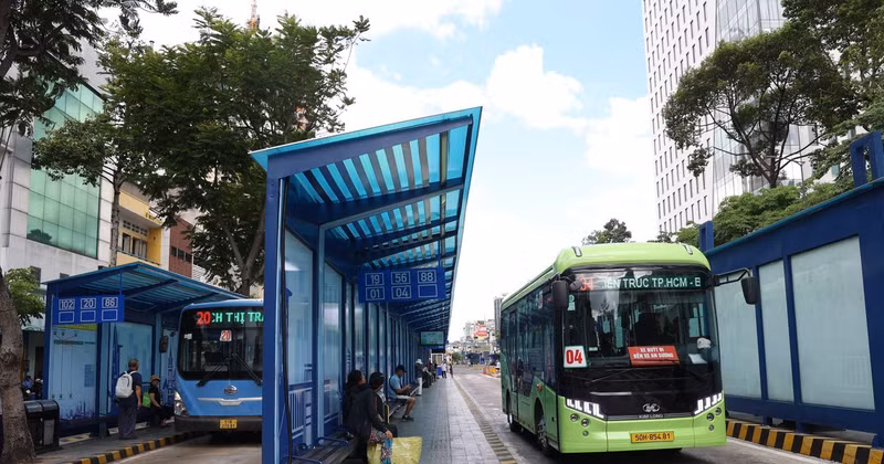 Arrêt de bus de Ham Nghi, à Hô Chi Minh-Ville. Photo: VNA 