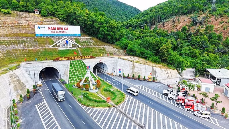 Le tunnel routier du col de Deo Ca.