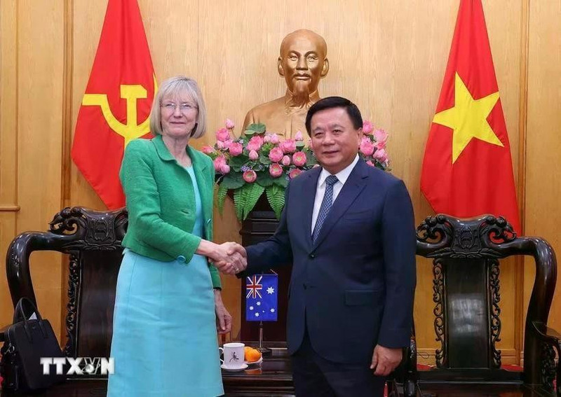 Le professeur-docteur Nguyen Xuan Thang, directeur de l'Académie nationale de politique Ho Chi Minh et président du Conseil théorique central reçoit Gillian Bird, nouvelle ambassadrice d'Australie au Vietnam. Photo : VNA. 