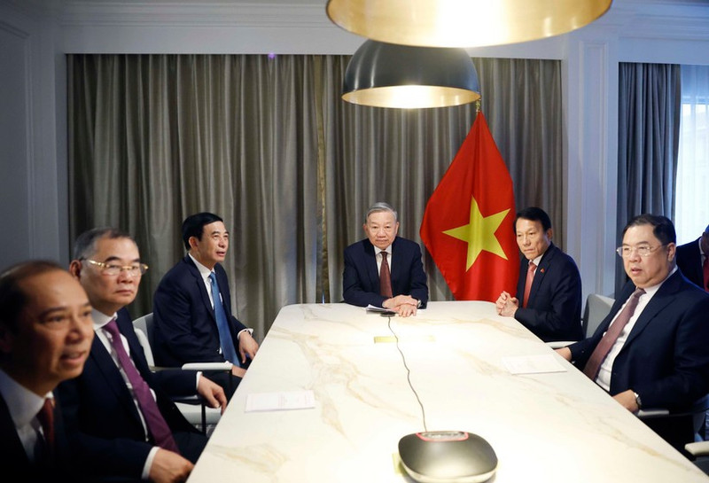 Le secrétaire général To Lam s’entretient par téléphone avec l’ancien sénateur américain Patrick Leahy. Photo: VNA 