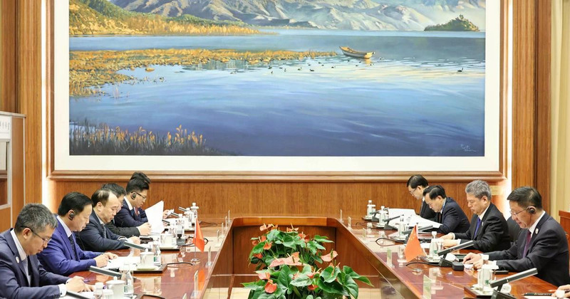 Entre ue entre le vice-Premier ministre Tran Hong Ha et le gouverneur de la province du Yunnan, Wang Yubo. Photo : VNA. 