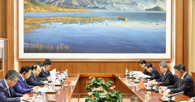 Entre ue entre le vice-Premier ministre Tran Hong Ha et le gouverneur de la province du Yunnan, Wang Yubo. Photo : VNA. 