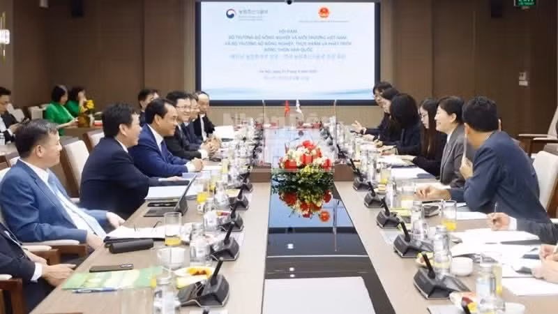 Le ministre vietnamien de l’Agriculture et de l’Environnement, Trinh Viet Hung, a tenu une réunion bilatérale avec la ministre sud-coréenne de l’Agriculture, de l’Alimentation et du Développement rural, Song Mi-ryung, à l’occasion de la visite d’État du président Lee Jae-myung au Vietnam.