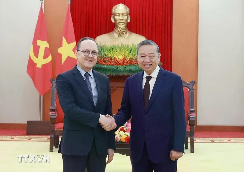 Le secrétaire général du Parti To Lam (droite) reçoit l'ambassadeur de la Russie au Vietnam, Gennady Bezdetko. Photo : VNA.