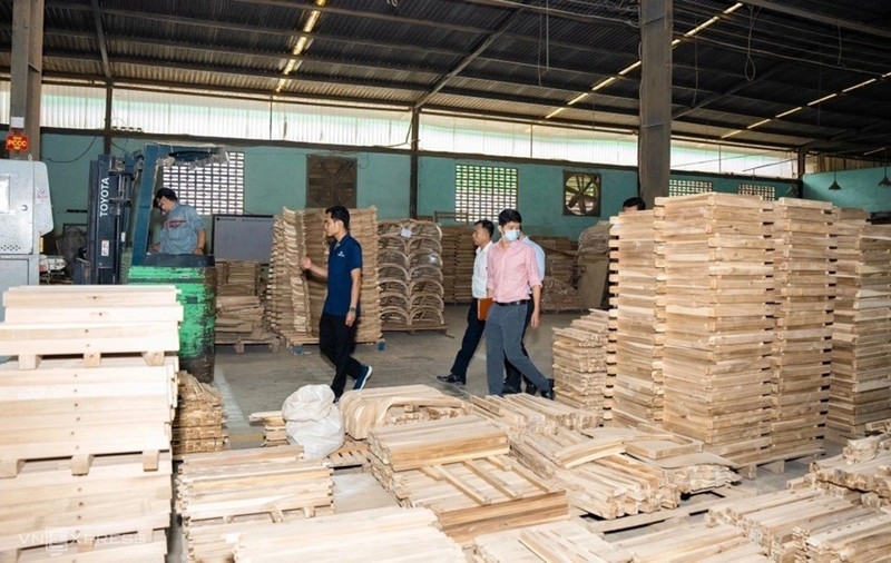 À l’intérieur de l’atelier de l’entreprise Dai Thanh, l’un des principaux fabricants de meubles en bois de la province de Binh Dinh. Photo : Trong Tri
