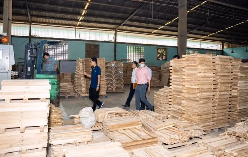 À l’intérieur de l’atelier de l’entreprise Dai Thanh, l’un des principaux fabricants de meubles en bois de la province de Binh Dinh. Photo : Trong Tri