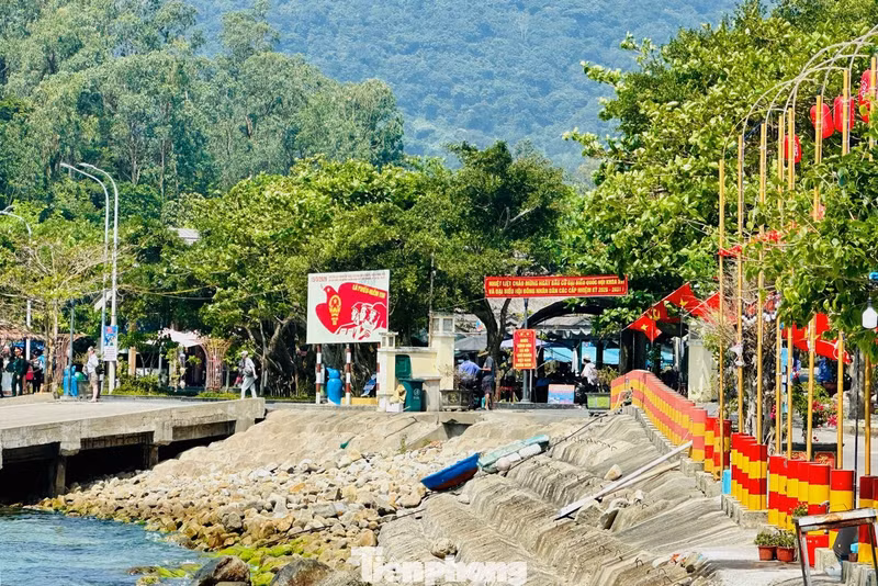 Pendant ce temps, sur l’île de Tan Hiep (Cu Lao Cham), les drapeaux, banderoles et affiches colorent également les rues et les hameaux, créant une atmosphère festive à l’approche de ce grand rendez-vous national.
