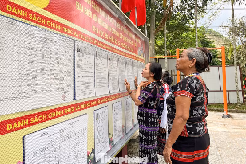 Mme Nguyen Thi Thao, habitante Co Tu du hameau de Ta Lang, espère que les représentants élus accorderont davantage d’attention à la vie des populations des zones reculées, notamment en soutenant le développement économique local, la création d’emplois et les politiques éducatives destinées aux enfants des minorités ethniques.