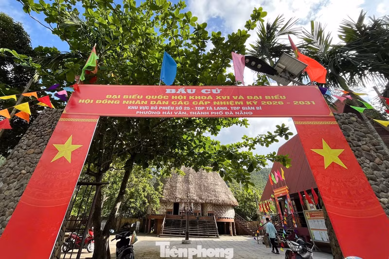 Dans les zones où résident de nombreuses communautés ethniques minoritaires, les préparatifs se déroulent également avec soin. Le bureau de vote n°25 du quartier de Hai Van est installé dans la maison communautaire guol du hameau de Ta Lang. Cette maison traditionnelle du peuple Co Tu a été décoré de drapeaux et de banderoles pour l’occasion.