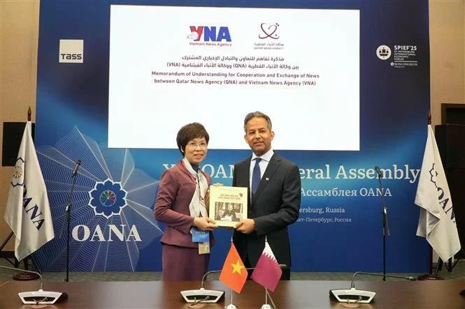 La directrice de la VNA, Vu Viet Trang, présente le livre photo « 100 ans de la presse révolutionnaire vietnamienne (1925-2025) » à un ami international. Photo : VNA. 