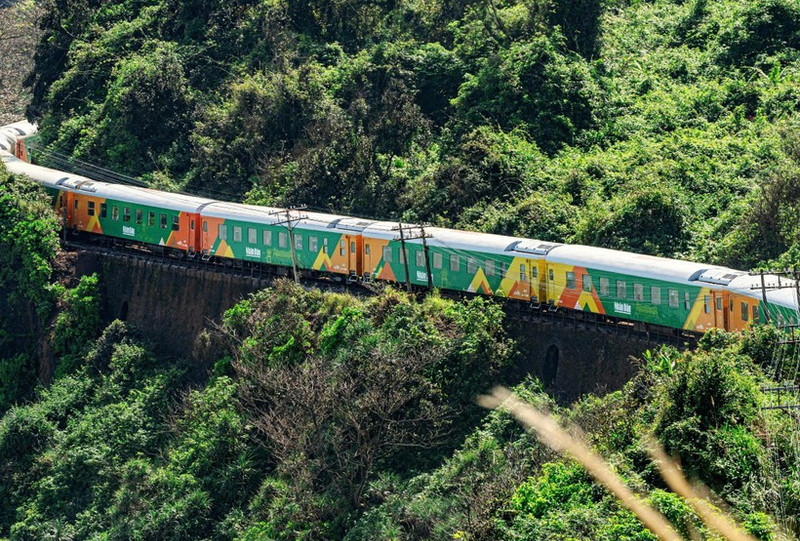 Le « Train du Bonheur » franchit le col de Hai Van.