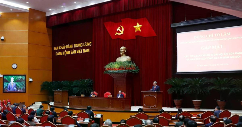 Le secrétaire général du Parti, To Lam, rencontre les membres des sous-comités chargés de préparer le XIVe Congrès national du Parti et du Comité directeur chargé d’examiner les questions théoriques et pratiques liées au processus de rénovation mené au Vietnam depuis quatre décennies. Photo : VNA. 