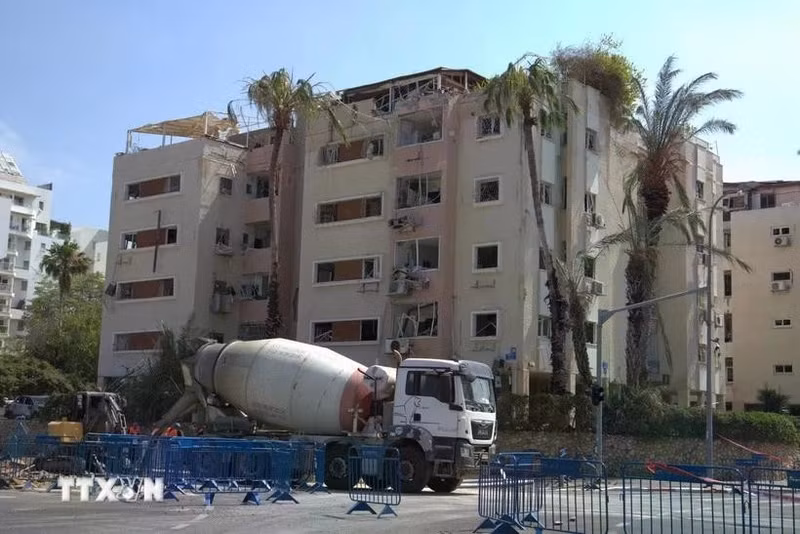 Un immeuble d'appartements de la rue Levy Eshkol, à Tel-Aviv, a été détruit par un missile au petit matin du 16 juin 2025. Photo : VNA. 