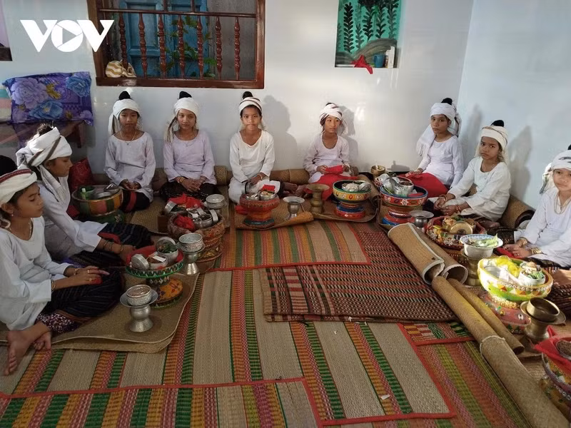 Les filles se rassemblent et participent aux activités dans un espace qui leur est réservé.