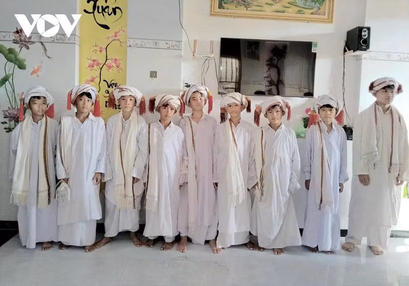 Les garçons portent leurs costumes traditionnels à l’occasion de la cérémonie.