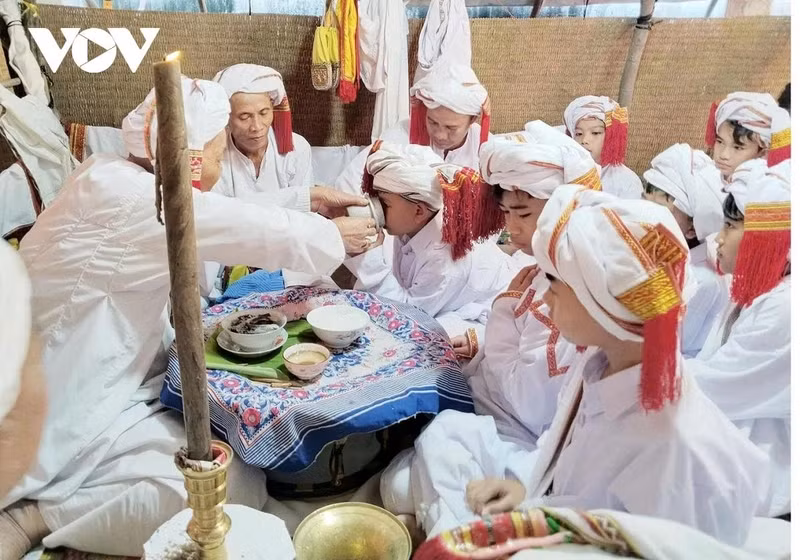 Réalisation du rituel pour les jeunes garçons.