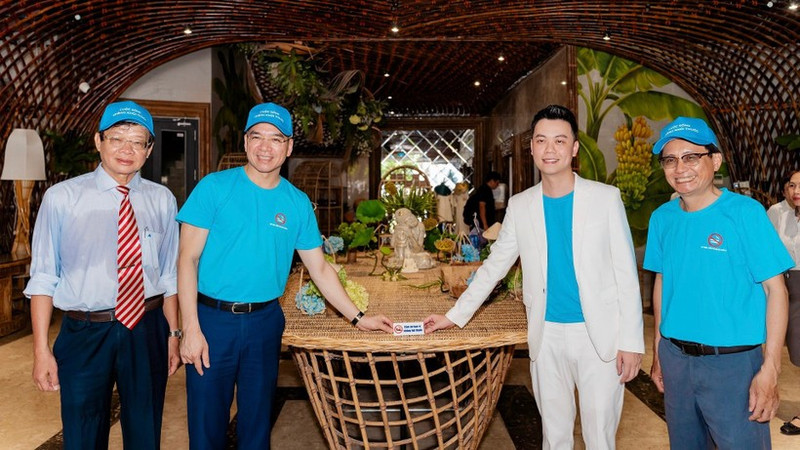 La Fondation vietnamienne pour la prévention des méfaits du tabac, en partenariat avec les autorités locales, a fait apposer des panneaux « Interdiction de fumer » dans les hôtels et restaurants. Une initiative qui participe à la création d’un environnement sans fumée, tout en contribuant à renforcer l’attractivité touristique.