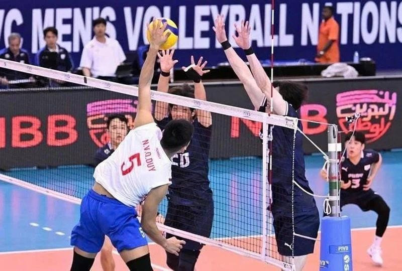 L'équipe nationale masculine de volley-ball du Vietnam s'est qualifiée pour les quarts de finale de la Coupe des Nations AVC malgré sa défaite face à la République de Corée lors du dernier match de la phase de groupes. Photo : AVC. 