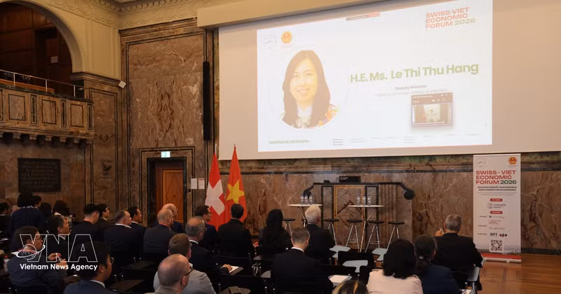 S'exprimant lors de l'ouverture du forum, la vice-ministre vietnamienne des Affaires étrangères Le Thi Thu Hang a affirmé que cette initiative contribuait au renforcement de la connectivité entre les entreprises et à la promotion de la coopération économique bilatérale. Photo : VNA. 