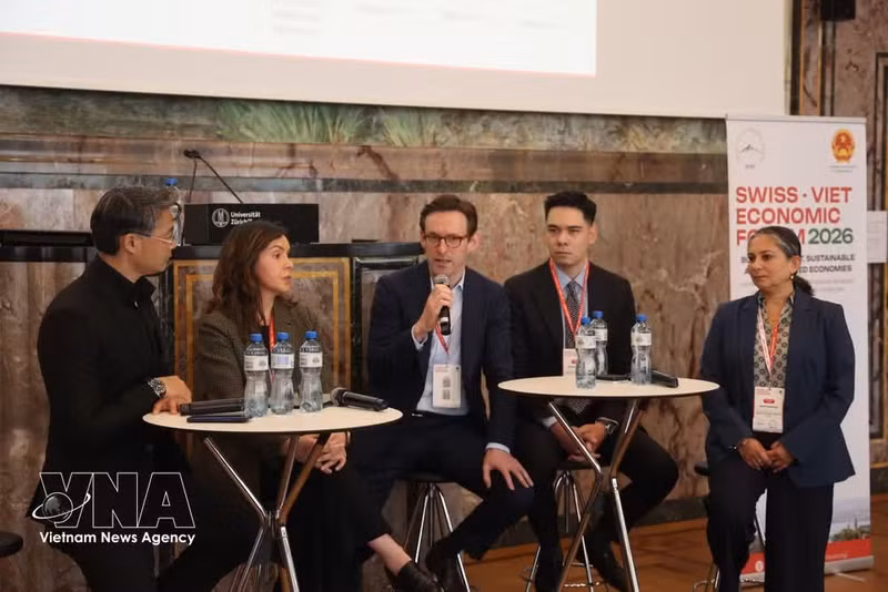 Des délégués participent à une séance de discussion lors de l'événement. Photo : VNA