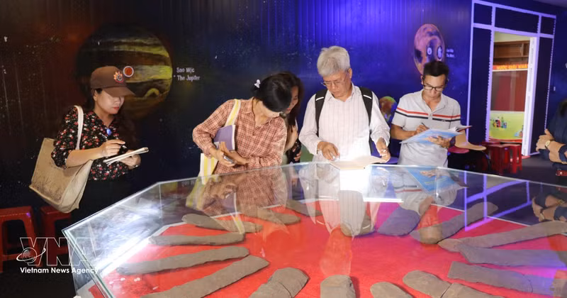 Des experts du Réseau vietnamien des géoparcs mondiaux UNESCO visitent la maison d’exposition Âm Thanh, dans le quartier de Bac Gia Nghia, à Lam Dong. Photo : VNA. 