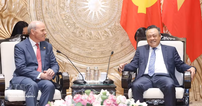 Tran Sy Thanh, membre du Bureau politique, secrétaire du Comité central du Parti et président de la Commission centrale de contrôle, et l’ambassadeur du Canada au Vietnam, Jim Nickel. Photo : VNA. 