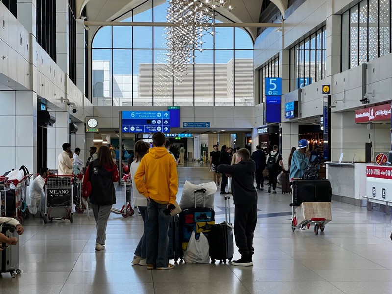 Des passagers à l'aéroport international de Dubaï, aux Émirats arabes unis, le 7 mars 2026. Photo : Xinhua/VNA. 