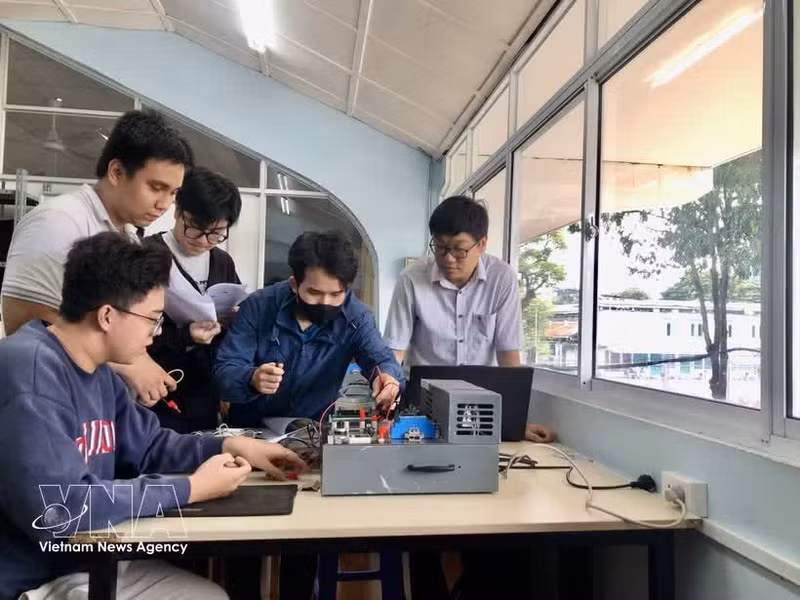 La politique de bourses s’applique aux citoyens vietnamiens suivant une formation initiale en licence, en ingénierie, en master ou en doctorat dans les filières scientifiques concernées. Photo: VNA 