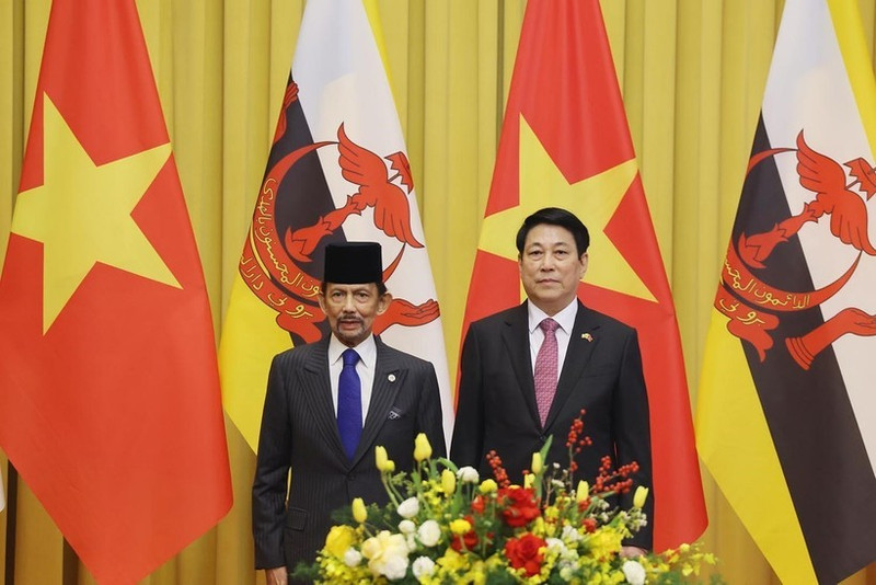Le président de la République, Luong Cuong, et le sultan de Brunei, Haji Hassanal Bolkiah.