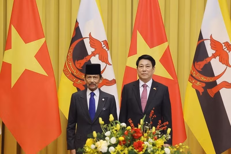Le président de la République, Luong Cuong, et le sultan de Brunei, Haji Hassanal Bolkiah.