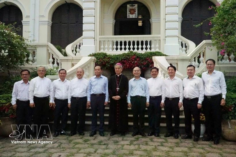 Tran Luu Quang, secrétaire du comité local du parti, visite l'archevêché de l'archidiocèse de cette ville du sud. Photo : VNA. 