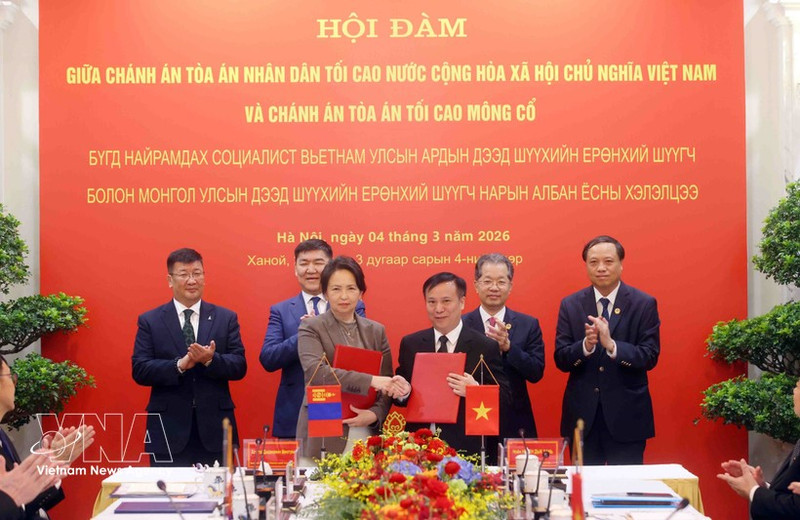 Cérémonie de signature d'un protocole d'accord de coopération entre l'Académie de la Cour du Vietnam et l’Institut de formation, de recherche et d'information judiciaires de Mongolie. Photo: VNA 