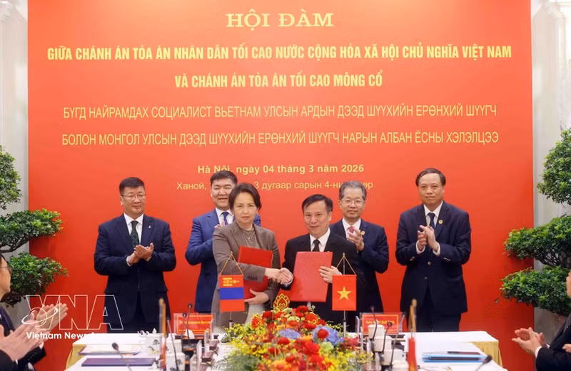 Cérémonie de signature d'un protocole d'accord de coopération entre l'Académie de la Cour du Vietnam et l’Institut de formation, de recherche et d'information judiciaires de Mongolie. Photo: VNA 