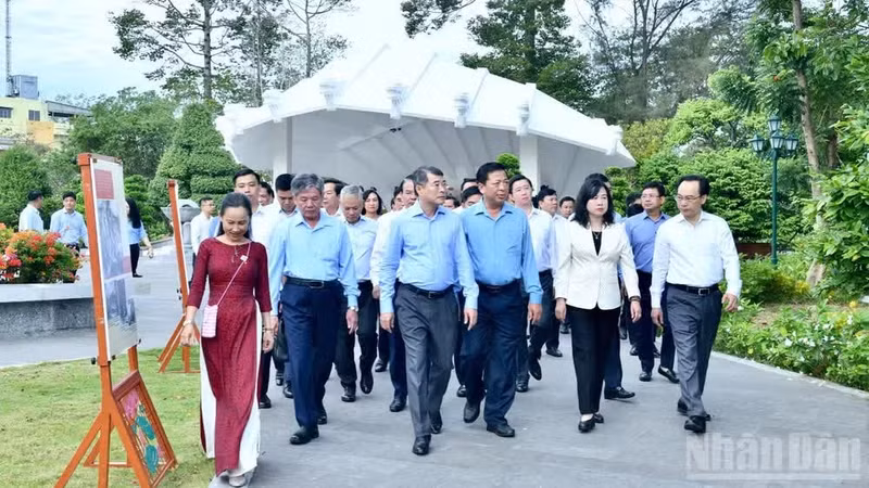 Le Premier ministre Le Minh Hung et la délégation qui l’accompagne au site funéraire de l’érudit Nguyen Sinh Sac. (Photo : Thanh Giang)