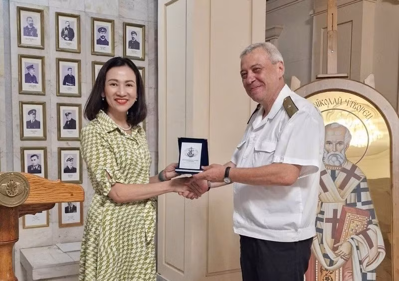 L’ambassadrice du Vietnam en Bulgarie, Nguyên Thi Minh Nguyêt et le contre-amiral Kalinov, directeur de l’Académie navale Vaptsarov. Photo : VNA. 