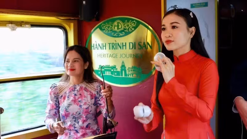 Des artistes se produisent à bord du train « Connexion des patrimoines du Centre ».