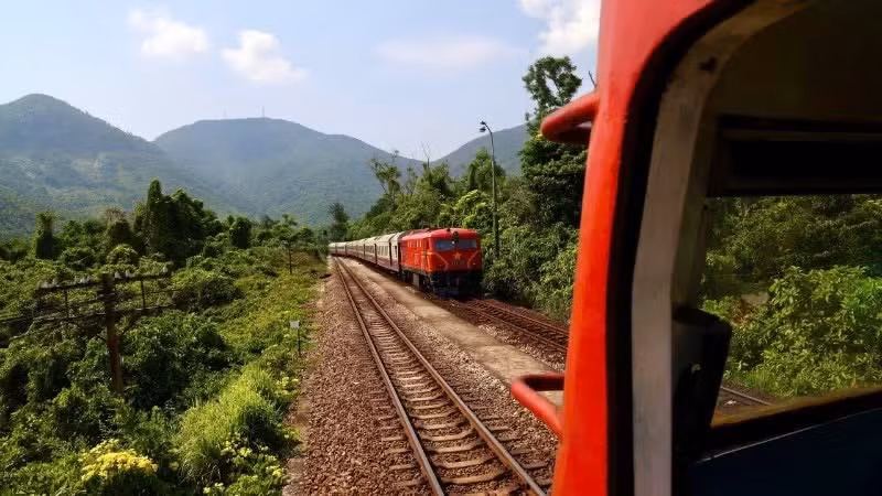 Ces trains qui traversent le Centre vietnamien baigné de soleil et de vent.