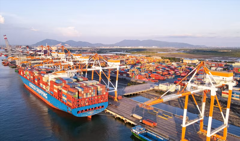 Le port international de Cai Mep–Thi Vai, une porte d’entrée majeure pour les échanges maritimes entre les provinces du Sud et le transit international. Photo : VNA.