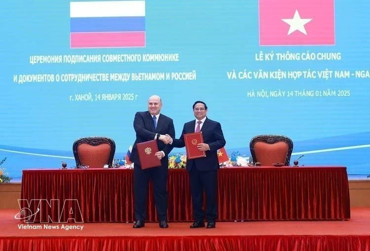 Le Premier ministre vietnamien Pham Minh Chinh et son homologue russe Mikhaïl Vladimirovitch Michoustine signent un communiqué conjoint sur les résultats de la visite officielle du Premier ministre russe au Vietnam (Hanoï, 14 janvier 2025). Photo : VNA. 