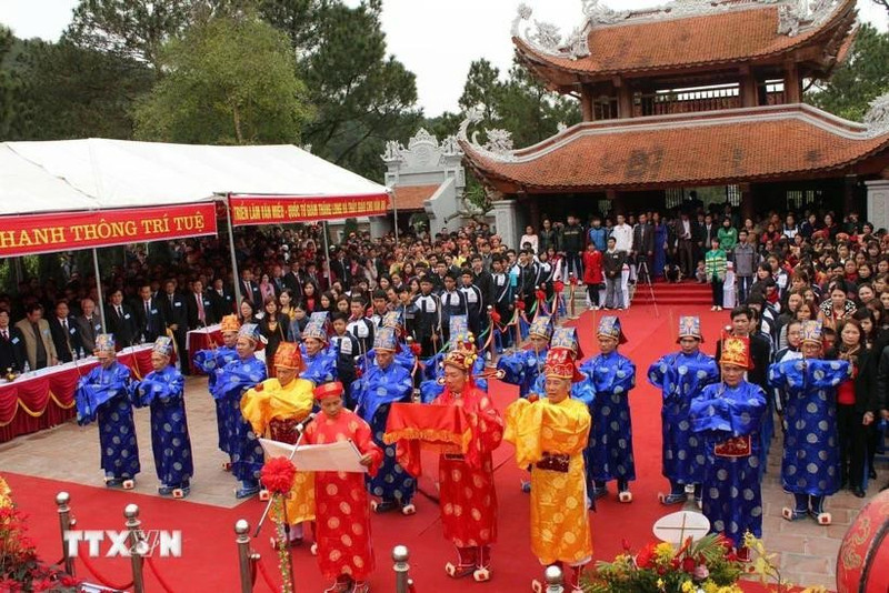 Cérémonie d’ouverture calligraphique au temple dédié à Chu Văn An, à Chi Linh. Photo : VNA 
