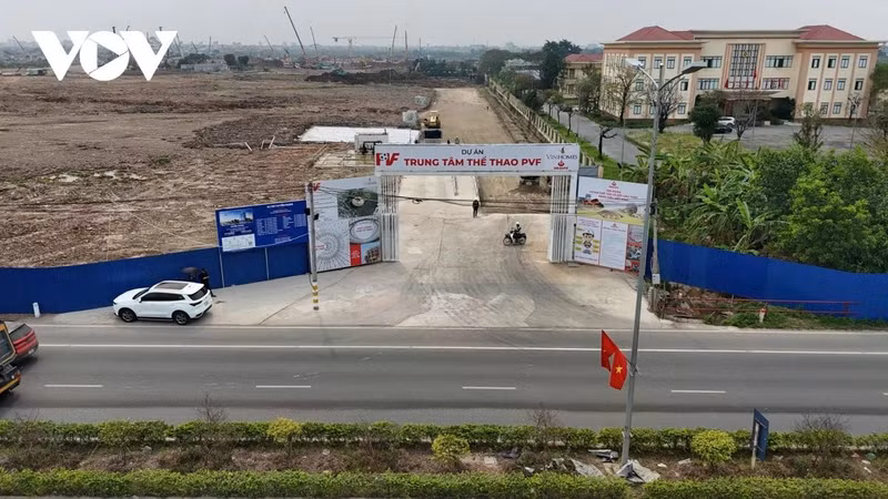 Situé dans la commune de Nghia Tru, le stade PVF a été lancé le 19 octobre 2025. D’une capacité de 60 000 places, il est réalisé sous la maîtrise d’ouvrage du ministère de la Sécurité publique, avec Vinhomes comme entrepreneur principal.