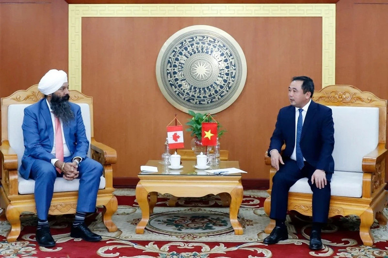 Le ministre vietnamien de l’Agriculture et de l’Environnement, Tran Duc Thang, a reçu le ministre canadien du Développement international, Randeep Sarai, en visite de travail au Vietnam.